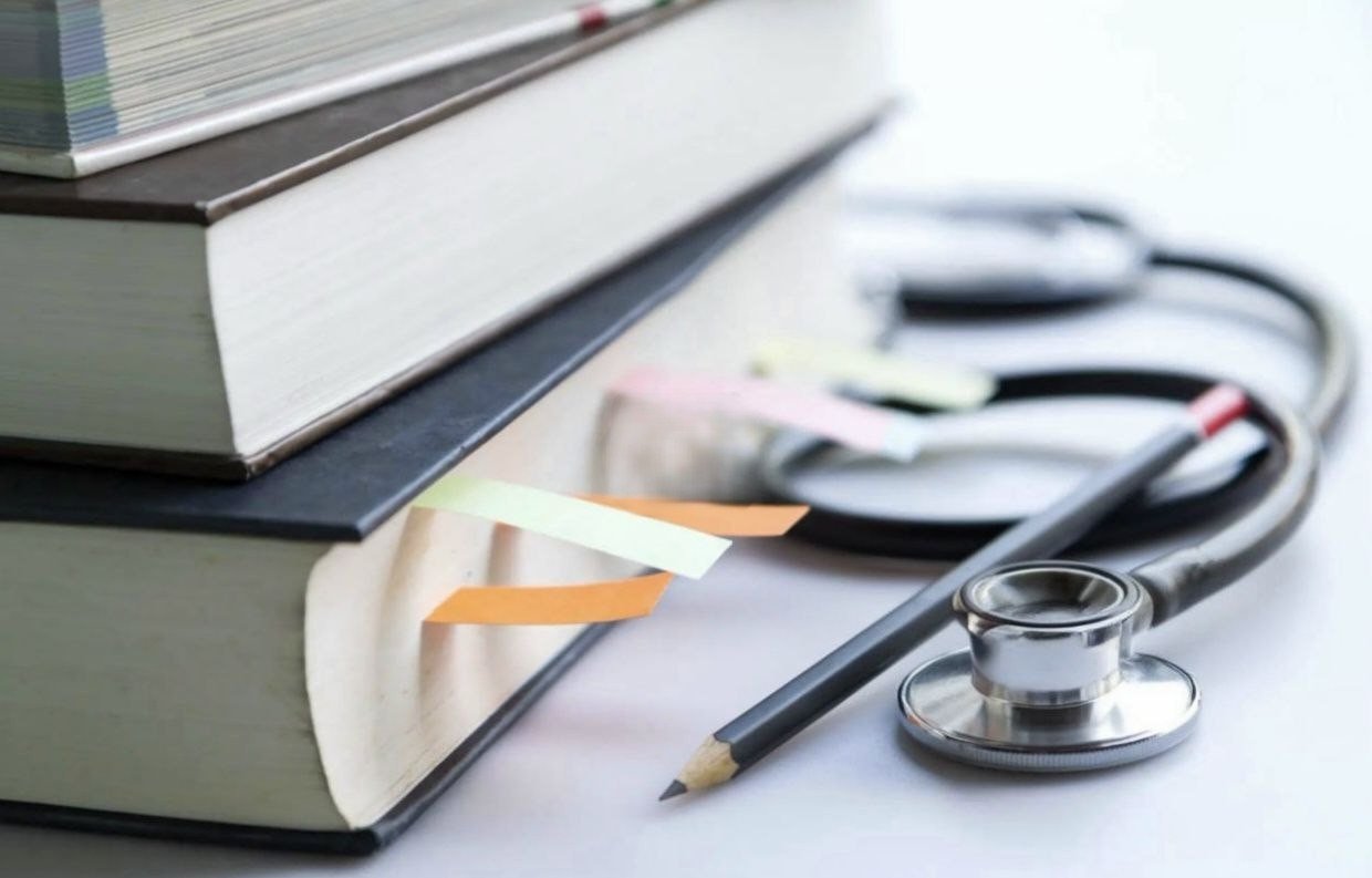 Libros de medicina y fonendoscopio